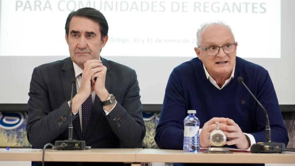 El consejero de Medio Ambiente, Vivienda y Ordenación del Territorio, Juan Carlos Suárez-Quiñones, interviene en la apertura de la X Jornada de Formación para Comunidades de Regantes de la Asociación Ferduero. Junto a él, el presidente de la asociación, Eloy Báilez.