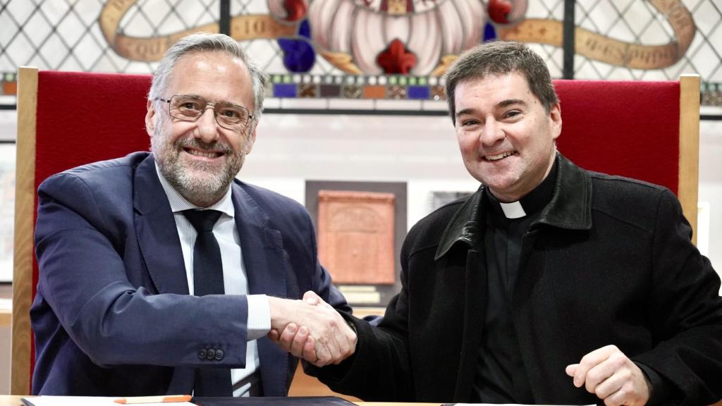 El presidente de las Cortes de Castilla y León, Carlos Pollán, el abad de la Basílica de San Isidoro, Luis García, asisten a la firma de un convenio de colaboración entre ambas entidades.