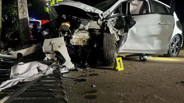 El estado del vehículo tras colisionar contra una casa en León