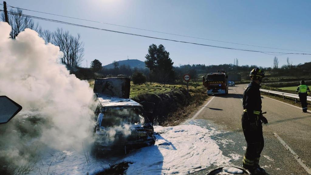 El coche calcinado tras el accidente en Piñel de Abajo