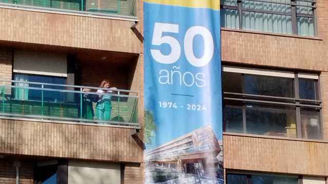 Imagen del cartel conmemorativo del aniversario en el centro residencial Cardenal Marcelo.