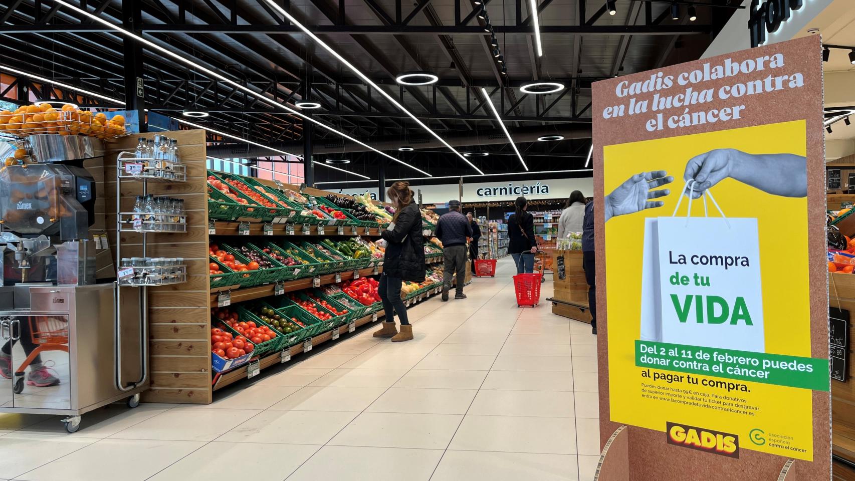 Un supermercado Gadis con la campaña contra el cáncer