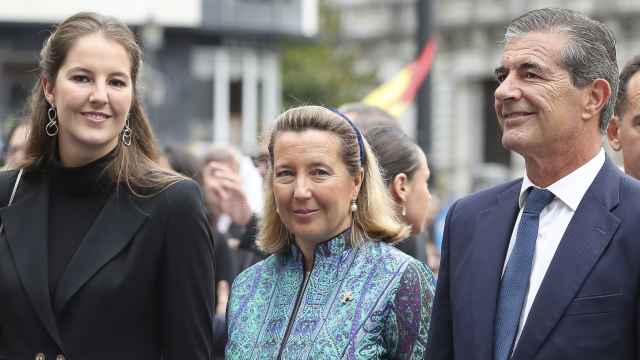 Victoria López-Quesada junto a sus padres, Pedro López-Quesada y Cristina de Borbón Dos-Sicilias en los Princesa de Asturias de 2019.