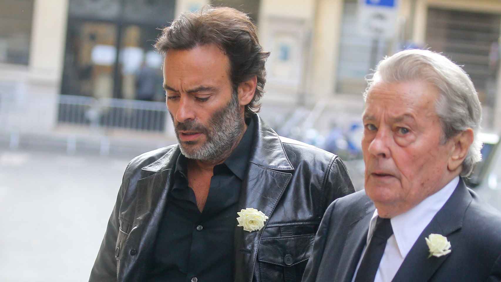Alain Delon y su hijo Anthony en las calles de París. Año 2017.