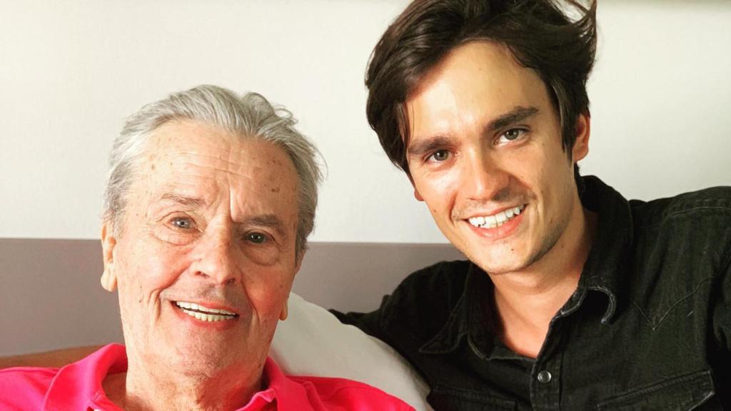 Alain-Fabien Delon junto a su padre, en una imagen compartida en redes sociales.
