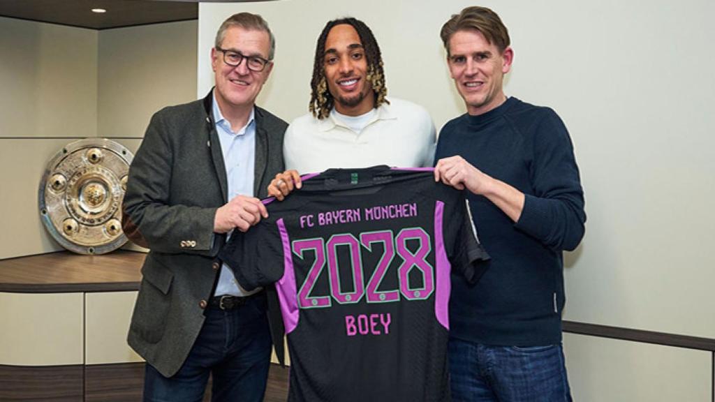 Sacha Boey presentado como nuevo jugador del Bayern de Munich