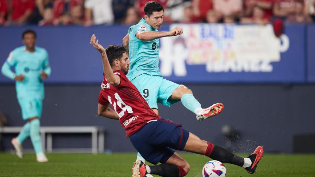 Lewandowski y Catena, en una acción del partido de ida de La Liga