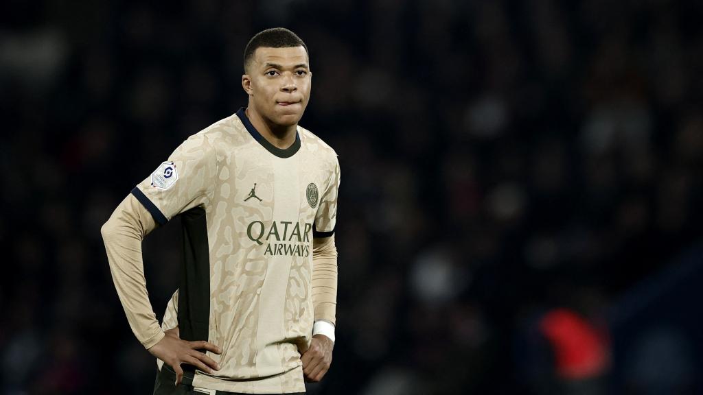 Kylian Mbappé, con gesto serio durante un partido del PSG.