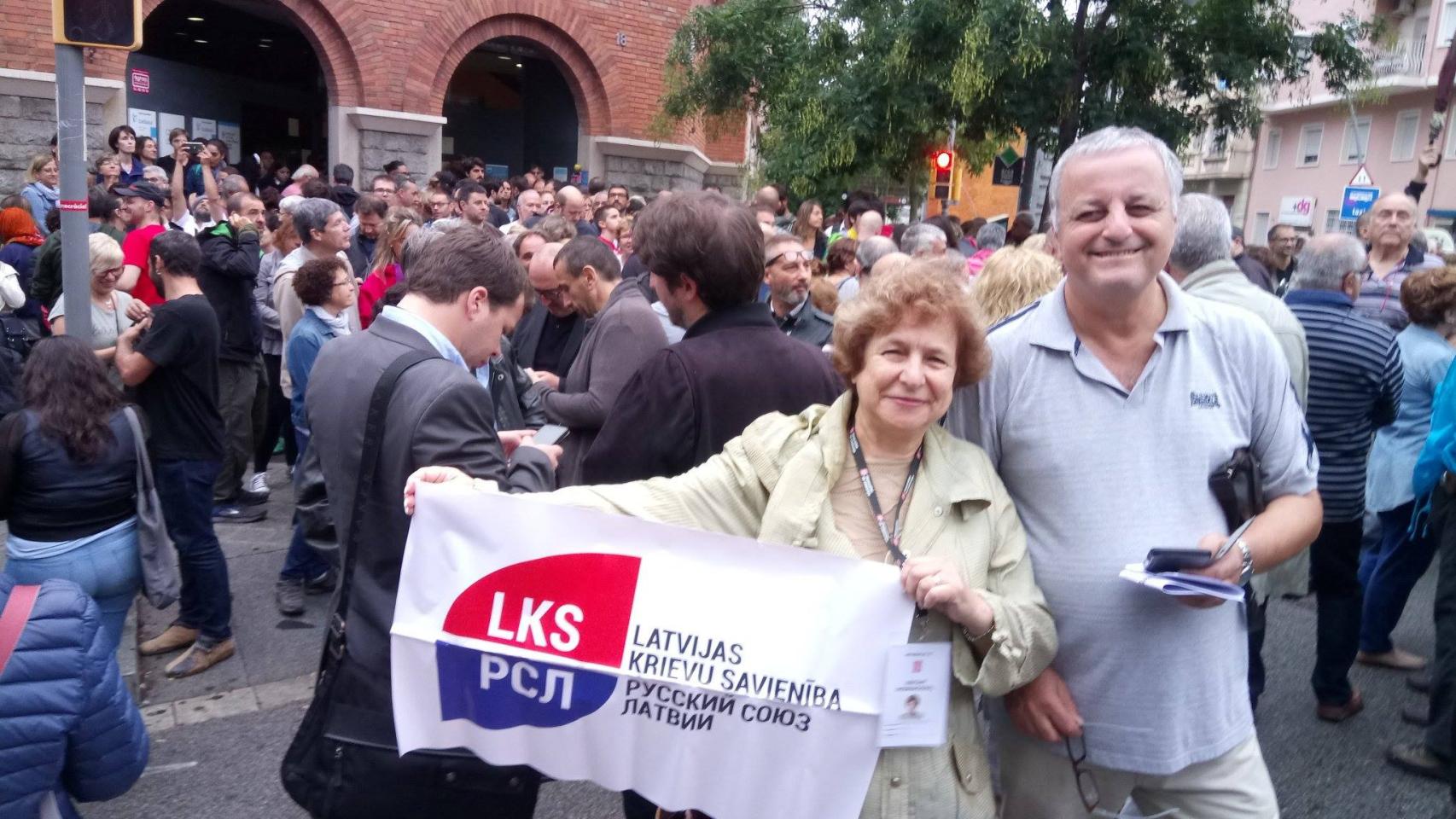 Tatjana Zdanoka posa con una bandera de su partido prorruso y su acreditación de la Generalitat durante el 1-0 en Barcelona