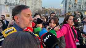 Oriol Junqueras, presidente de ERC, atiende a la prensa a las puertas del Congreso.