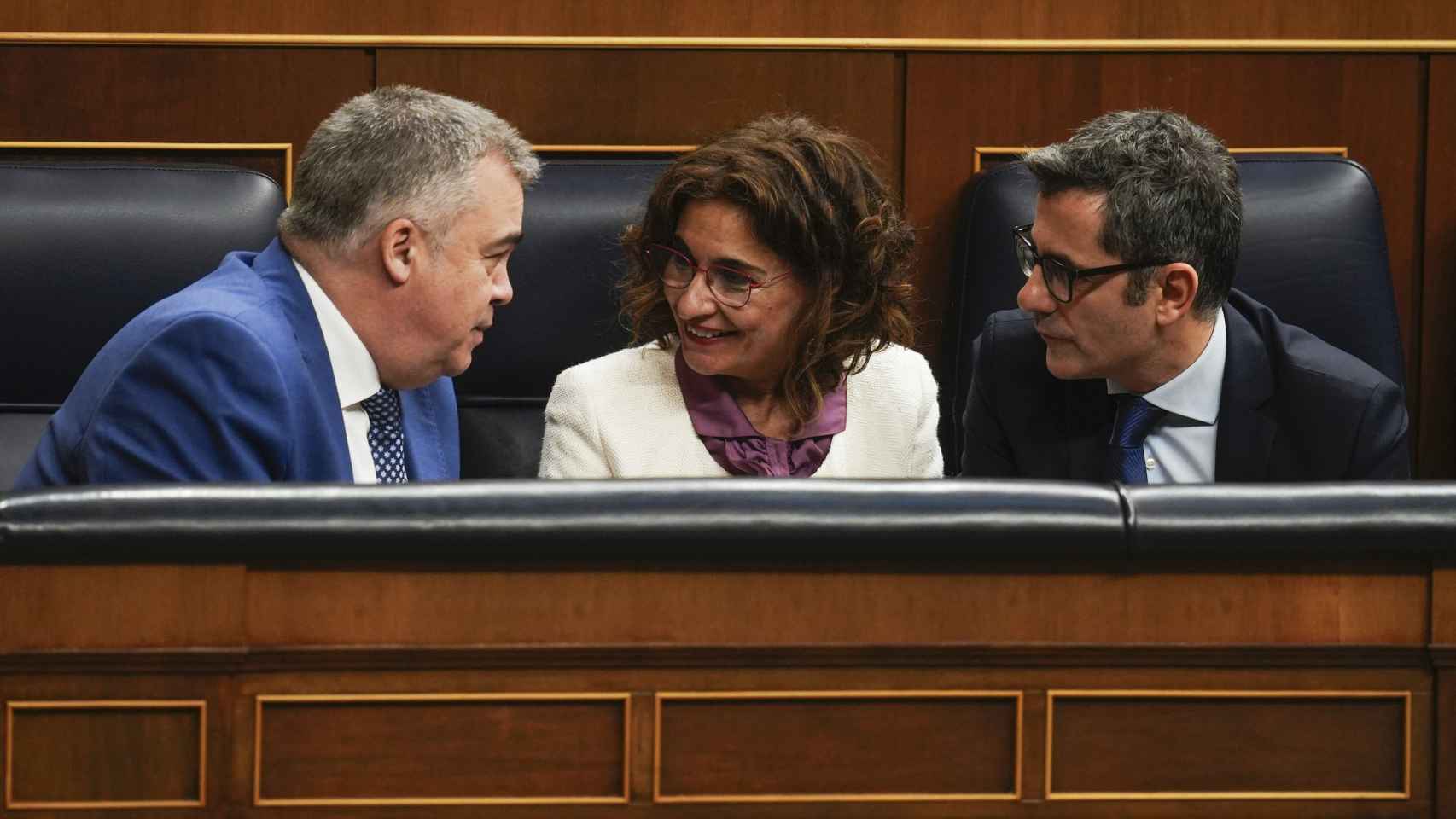 Santos Cerdán, María Jesús Montero y Félix Bolaños fueron tres de los negociadores 'en directo' durante el pleno.