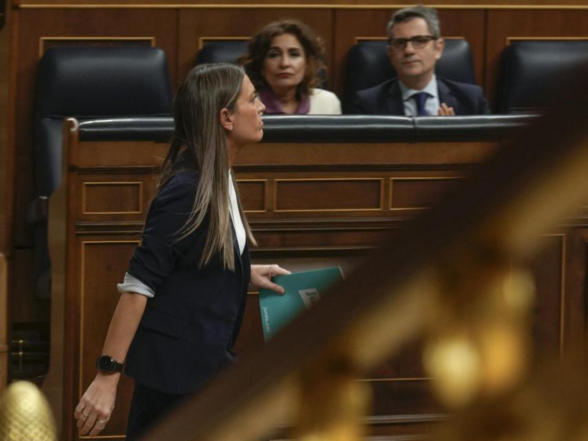 La portavoz de Junts, Míriam Nogueras, atraviesa en hemiciclo del Congreso frente a los ministros María Jesús Montero y Félix Bolaños.