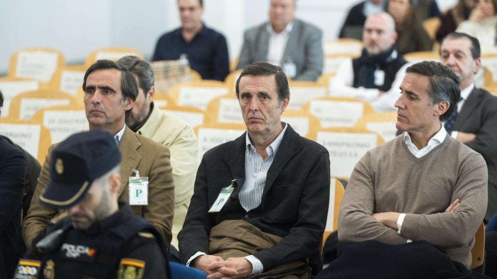 De derecha a izquierda, Álvaro, Zoilo y José María Ruiz-Mateos, este martes, en el banquillo.