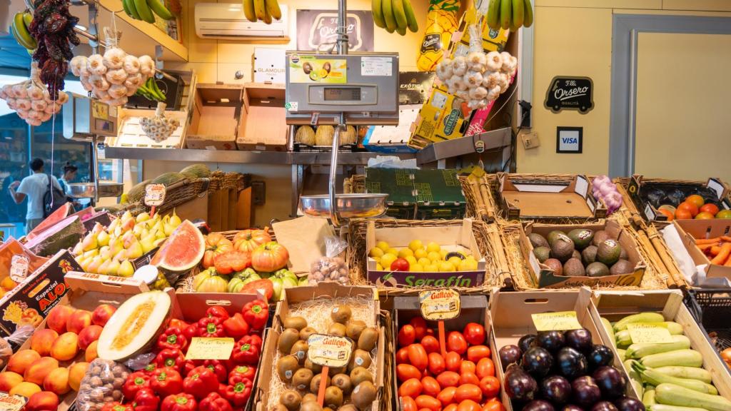 Puesto de alimentos en el Mercado de la Encarnación en Sevilla (Andalucía, España)