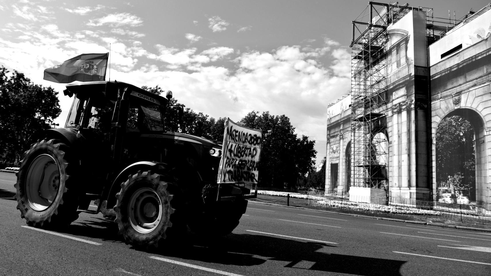 Tractor con la bandera de España