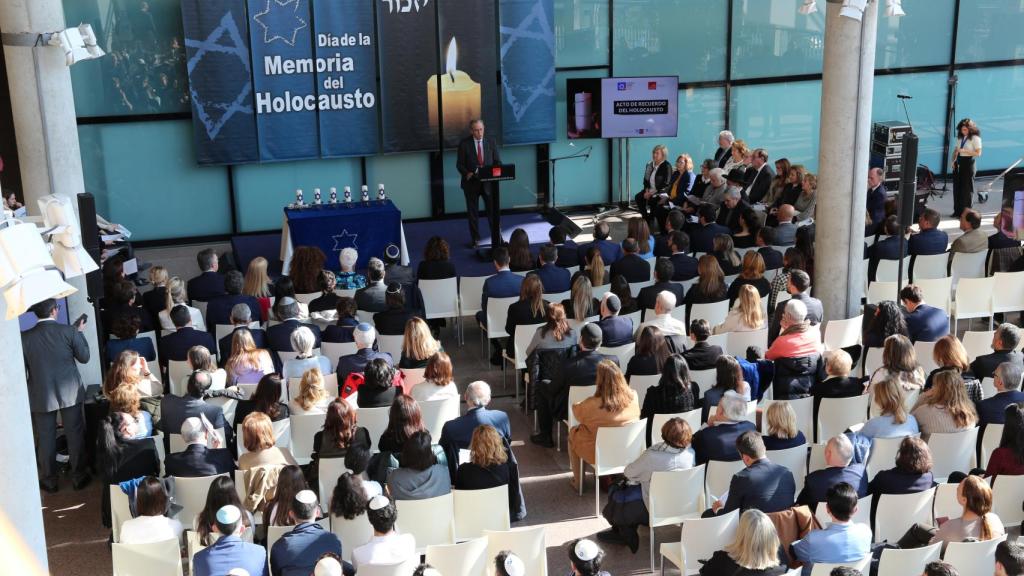 Exterior de la Asamblea de Madrid durante el acto homenaje a las víctimas del Holocausto.
