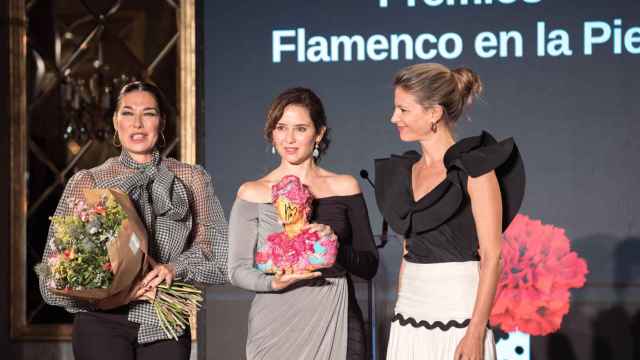La presidenta de la Comunidad de Madrid, Isabel Díaz Ayuso (c), recibe el premio ‘Flamenco en la Piel’ con motivo de la celebración de la Semana Internacional de la Moda Flamenca (SIMOF).