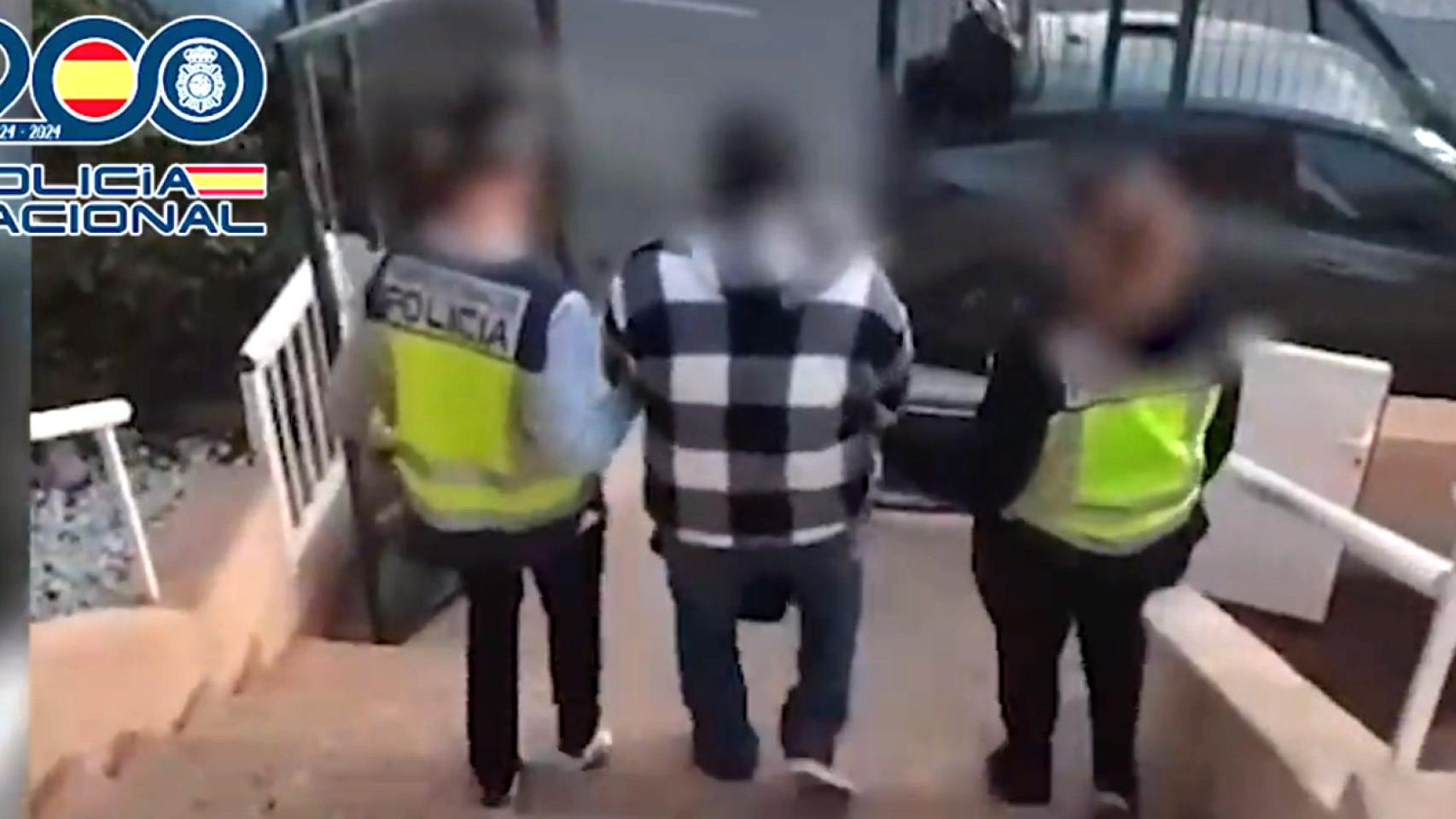 Agentes de la Policía Nacional escoltan a 'El Bola'.