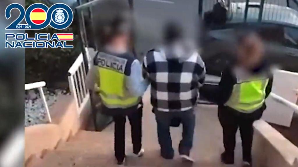 Agentes de la Policía Nacional escoltan a 'El Bola'.