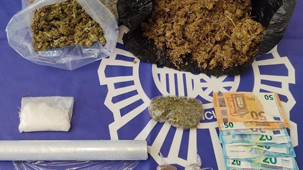 Droga, dinero y objetos intervenidos.