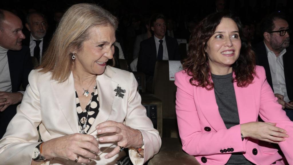 Elena e Isabel Díaz Ayuso durante el evento.