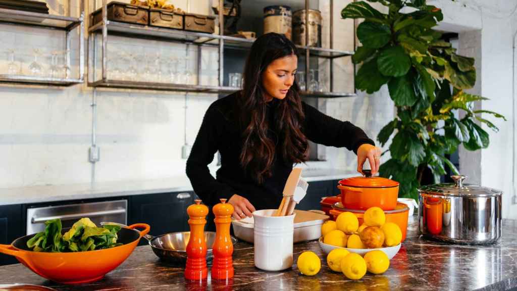 Mujer preparando una dieta equilibrada.