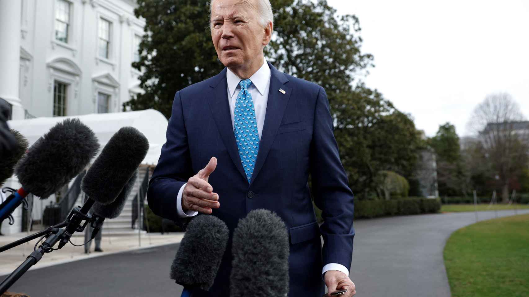 El presidente de EEUU, Joe Biden, habla con los medios antes de partir de la Casa Blanca hacia Florida el 30 de enero de 2024.