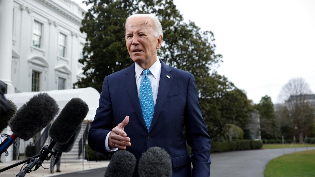 El presidente de EEUU, Joe Biden, habla con los medios antes de partir de la Casa Blanca hacia Florida el 30 de enero de 2024.