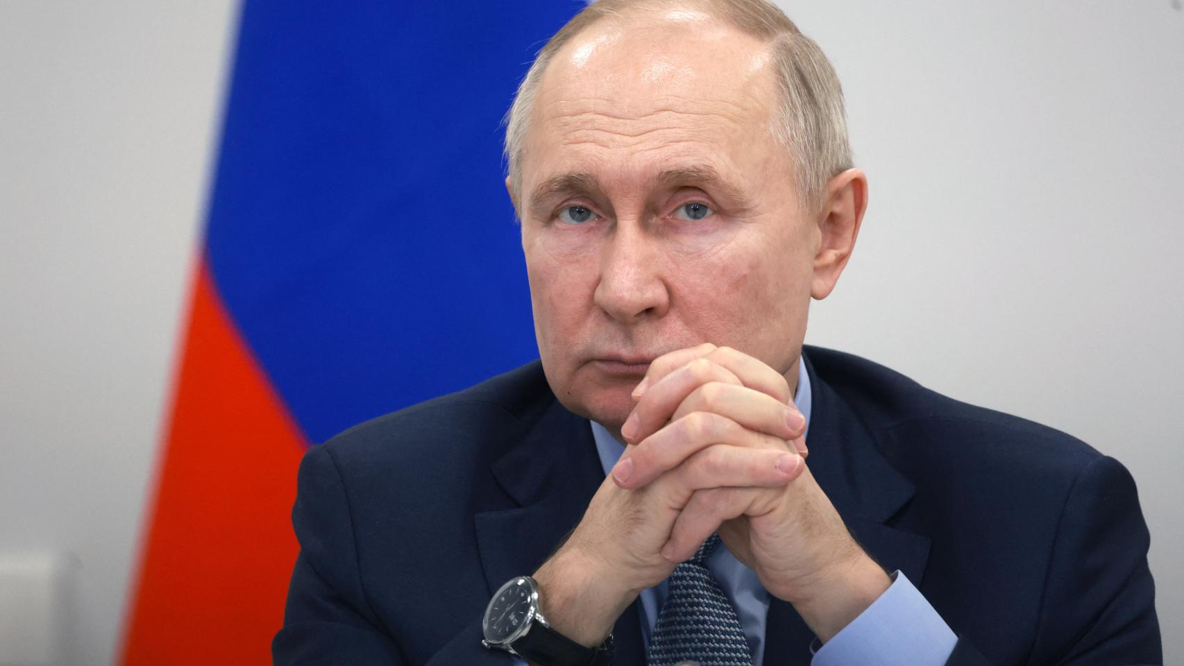 El presidente ruso Putin preside una reunión en San Petersburgo.