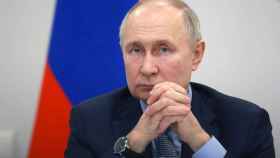 El presidente ruso Putin preside una reunión en San Petersburgo.