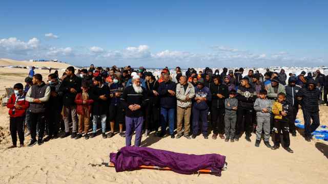 Palestinos celebran un funeral en Rafah tras un ataque israelí este martes.