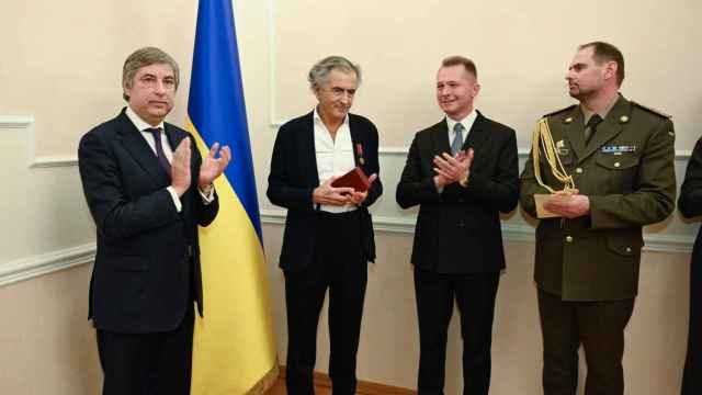 Bernard-Henri Lévy recibe la medalla al mérito de Ucrania.