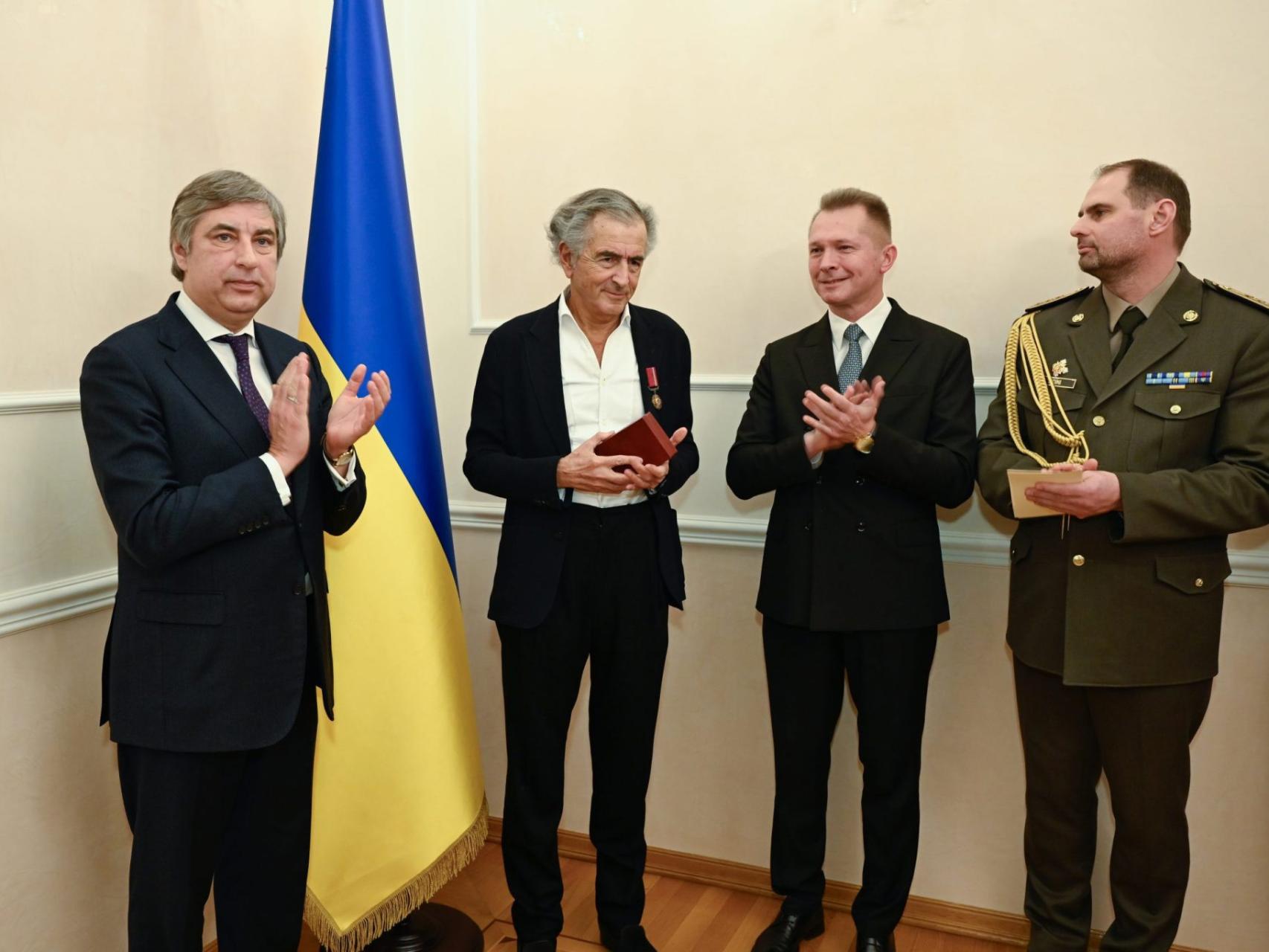 Bernard-Henri Lévy recibe la medalla al mérito de Ucrania.