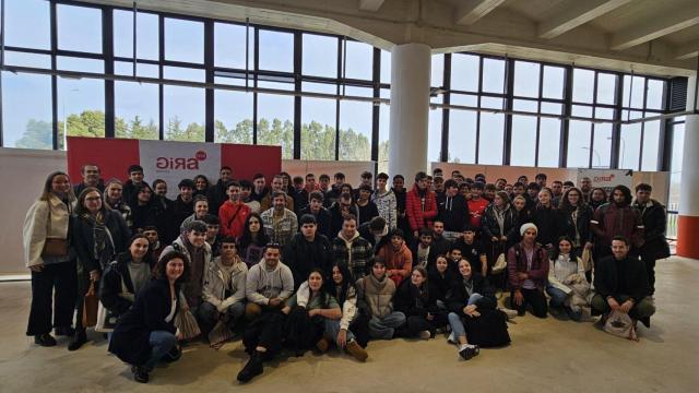 Un centenar de estudiantes participan en A Coruña en la GIRA Jóvenes de Coca-Cola