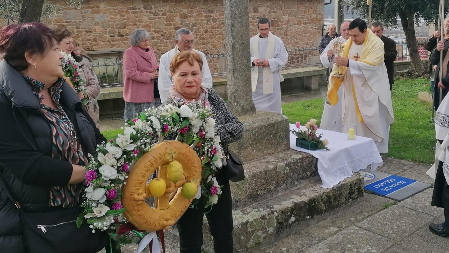 La antiquísima tradición de Oseiro, en Arteixo (A Coruña), que saca en procesión dos roscas de pan