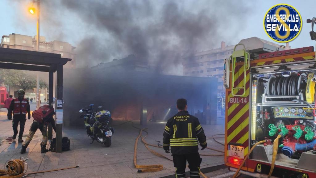 Un aparatoso incendio en la estación de metro de San Bernardo.