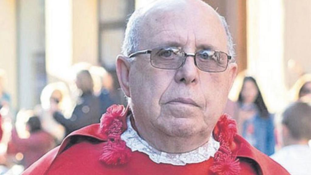 Don Alfonso López, canónigo asesinado, en una procesión.