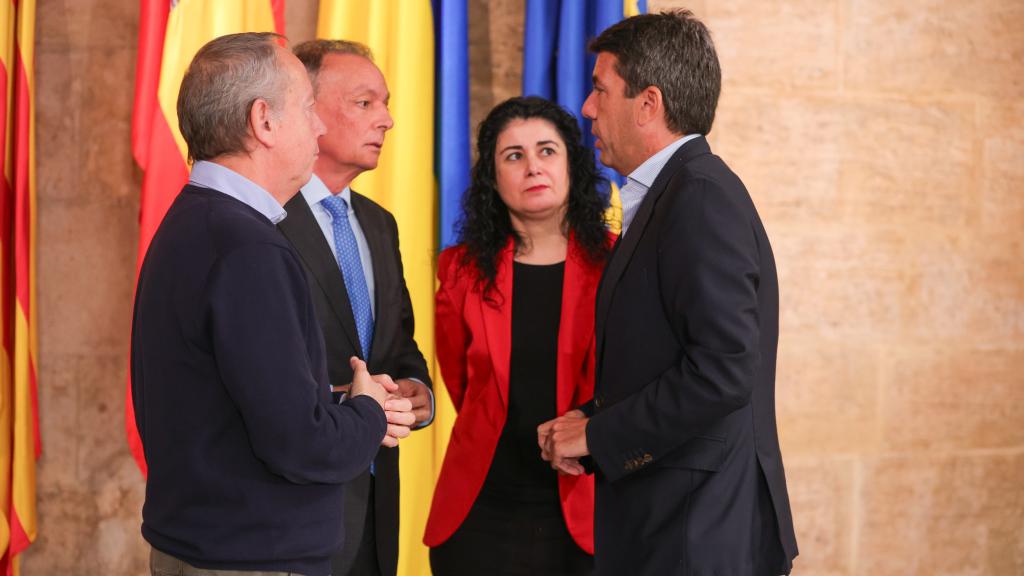 Ismael Sáez (UGTPV), Salvador Navarro (CEV) y Ana García (CCOOPV), junto a Carlos Mazón. EE