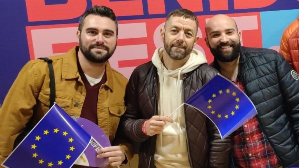 Iván, Fer y Fran, tres eurofans a la entrada del Benidorm Fest.