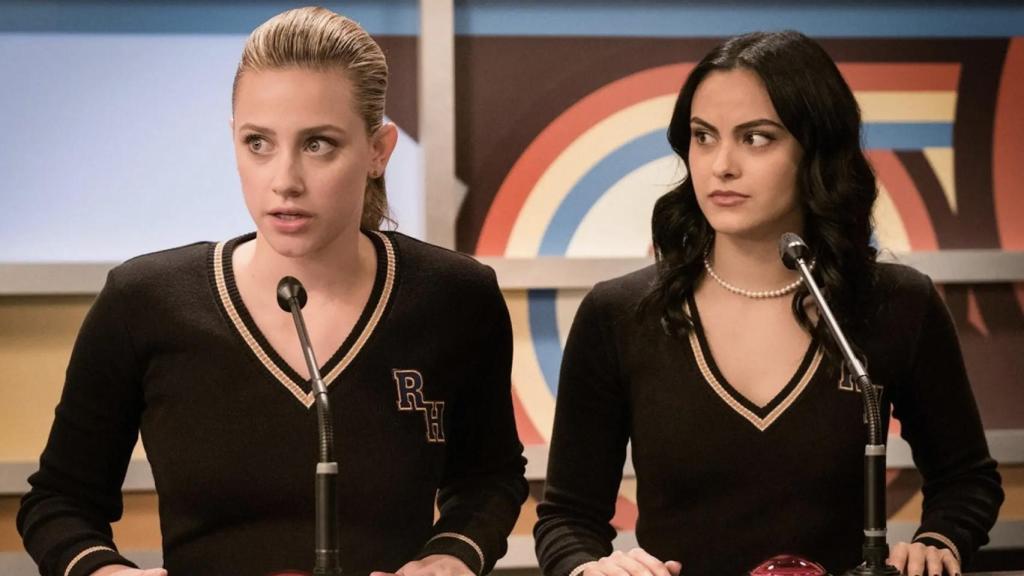 Lily Reinhart y Camila Mendes en 'Riverdale'