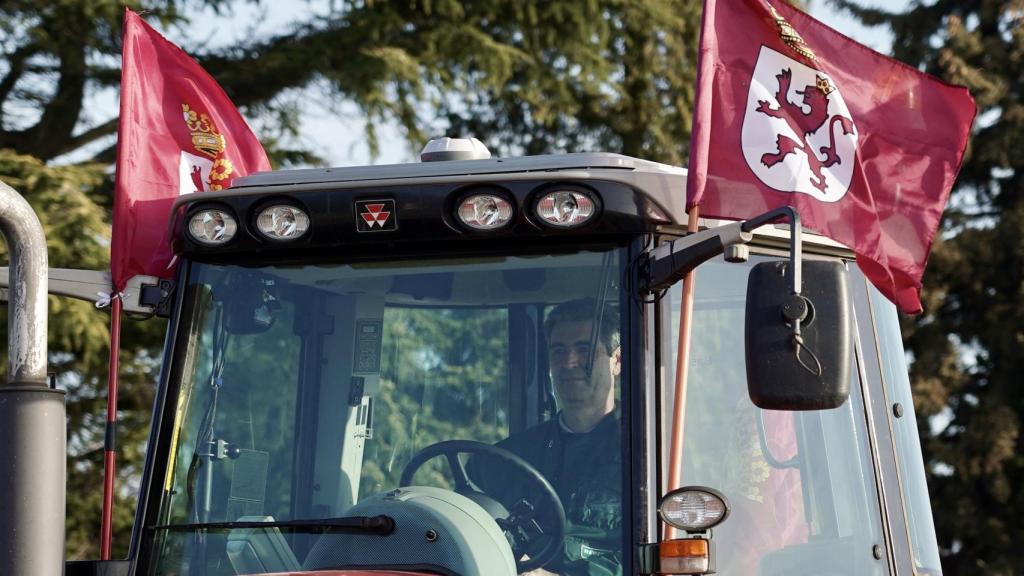 Una oleada de tractores taponan la carretera N120 a la altura de Villadangos del Páramo
