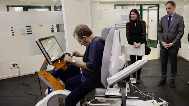 El alcalde de Salamanca visita al puesta en marcha del nuevo robot para tratar a pacientes de Aspace