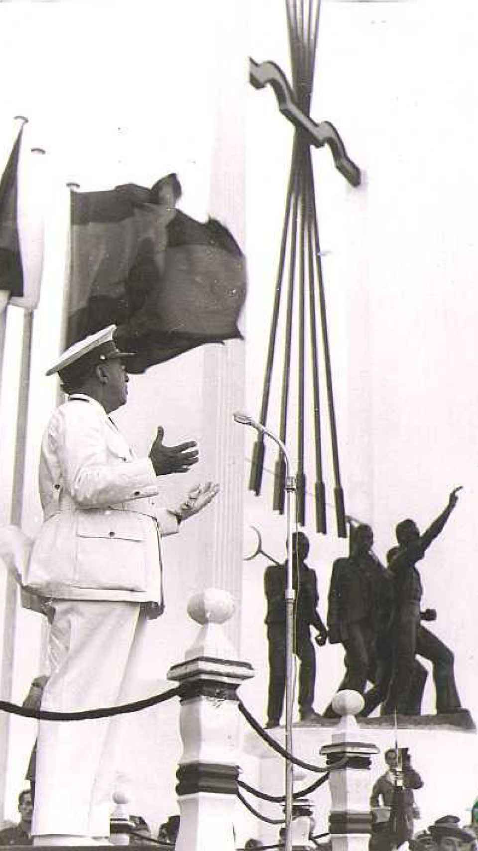 El dictador Francisco Franco pronuncia un discurso en el acto de inauguración del monumento a Onésimo Redondo, en julio de 1961.