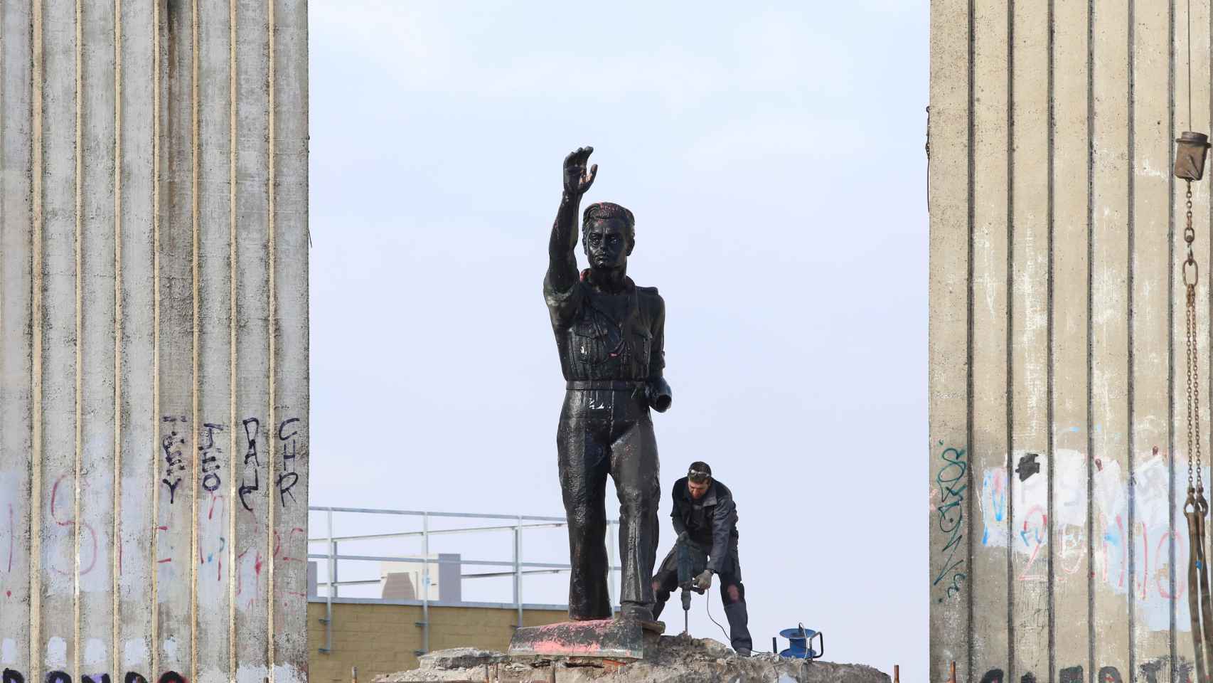 Retirada del monumento, el 2 de febrero de 2016.