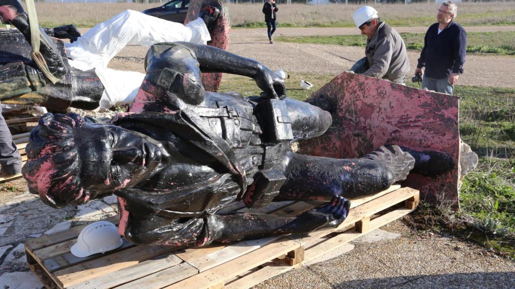 La estatua de Onésimo Redondo, tras ser retirada el 2 de febrero de 2016.
