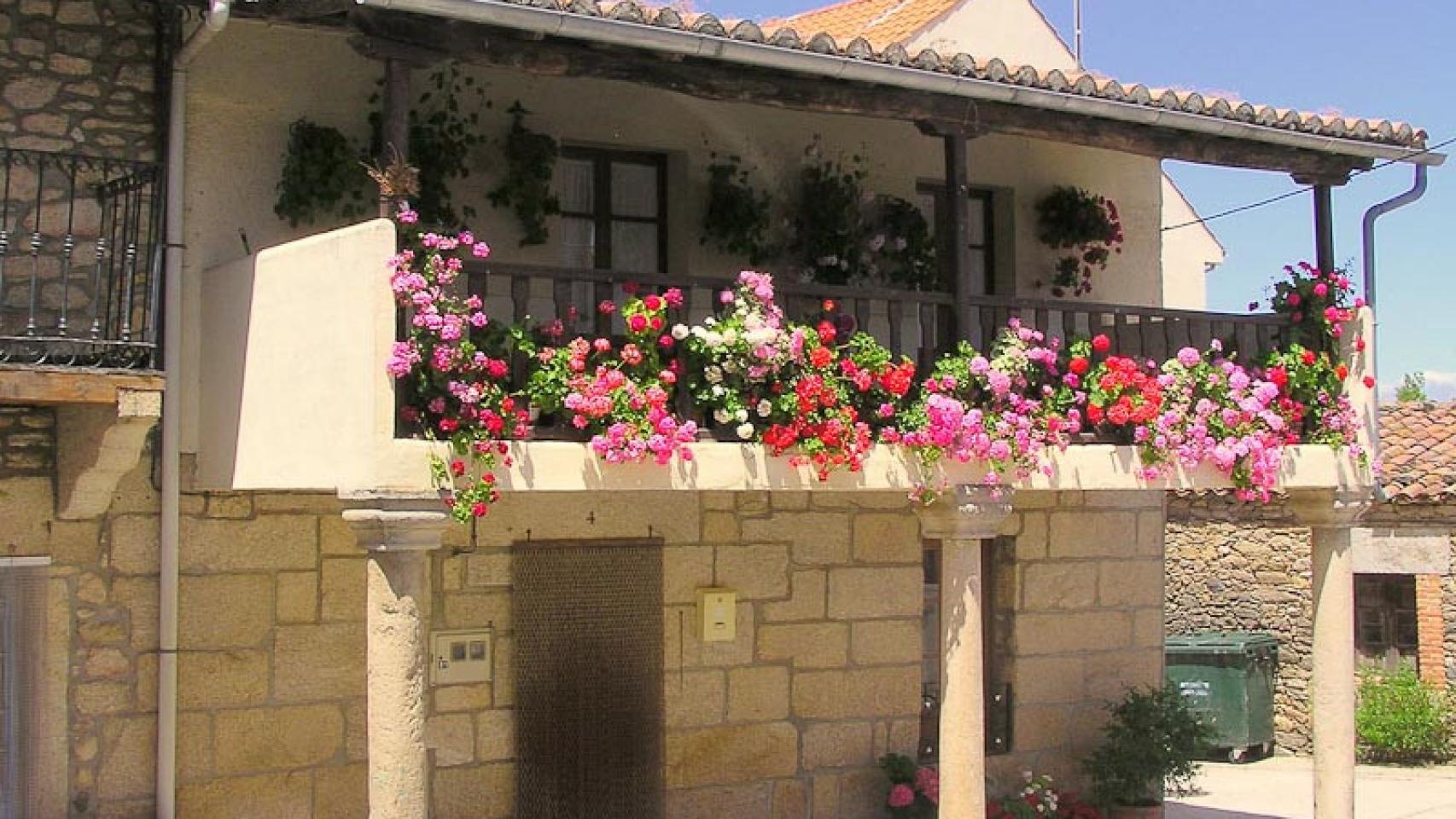 Balcón típico en Mieza, con sus tiestos y flores