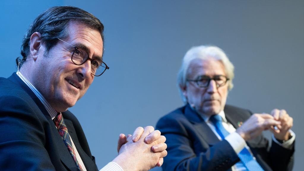 El presidente de CEOE, Antonio Garamendi (i), junto al presidente de Foment del Treball Nacional, Josep Sánchez Llibre,