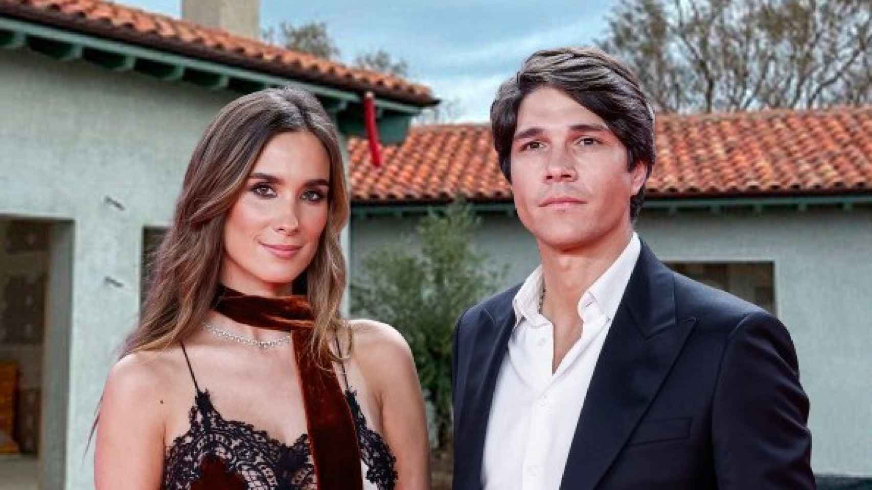 María Pombo y Pablo Castellano junto a la casa de Cantabria.