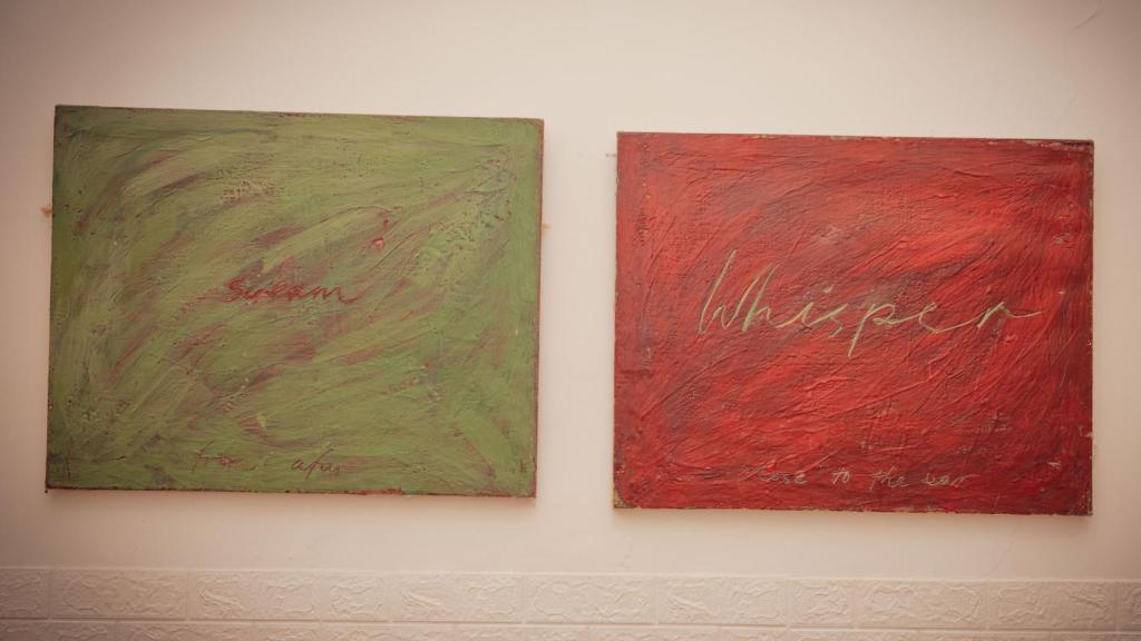 Imagen de dos elementos artísticos que se pueden adquirir en Palanquín, en Chueca.