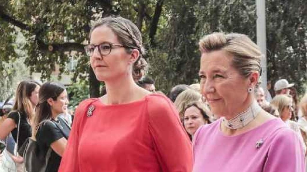 Victoria López-Quesada junto a su madre, Cristina de Borbón.